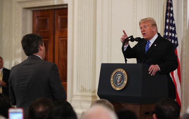 CNN узнал об угрозах Белого дома еще раз лишить Акосту аккредитации