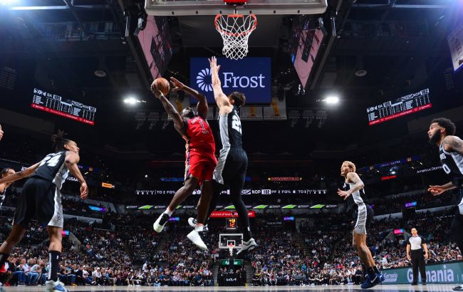 Фантастичний слемданк лідера "Нью-Орлеана" в контратаці перед сиреною: момент дня в НБА