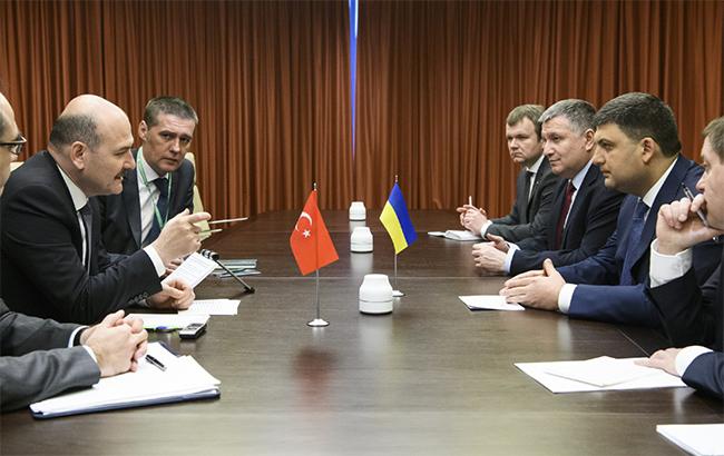 Гройсман предложил Турции транспортировать сжиженный газ через Босфор в Украину