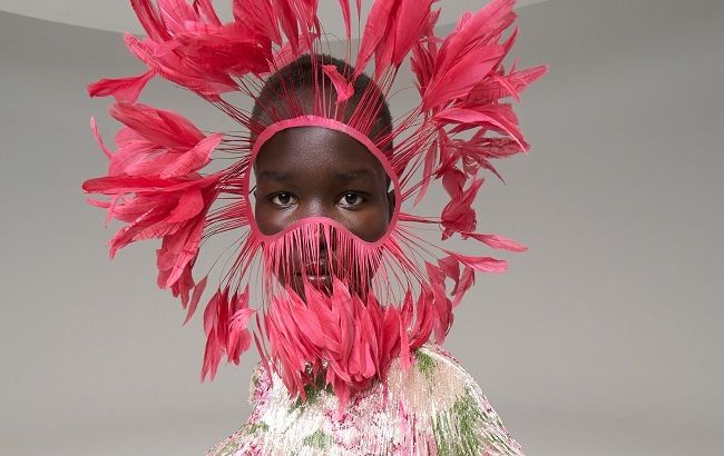 Мафия, балет и танцы до упаду: 11 модных трендов с Недели высокой моды в Париже