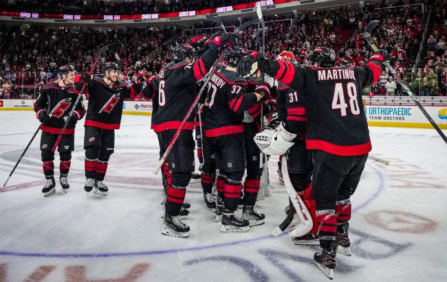 Захисник "Кароліни" з дублями шайб і асистів очолив топ-3 зірок вечора НХЛ: відео