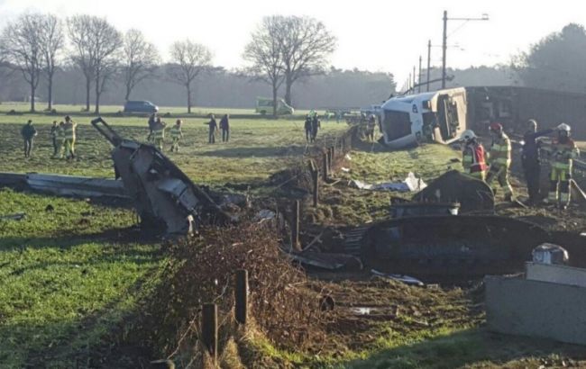 У Нідерландах поїзд зіткнувся з краном і зійшов з рейок, є загиблий