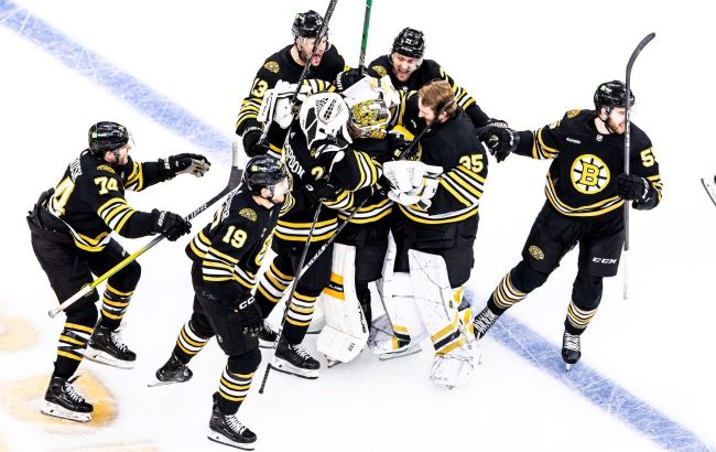 "Бостон" в овертайме выиграл победу над "Торонто" в серии первого раунда Кубка Стэнли