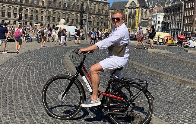 Жена не ревнует? Юрий Горбунов засветился в объятиях известной певицы