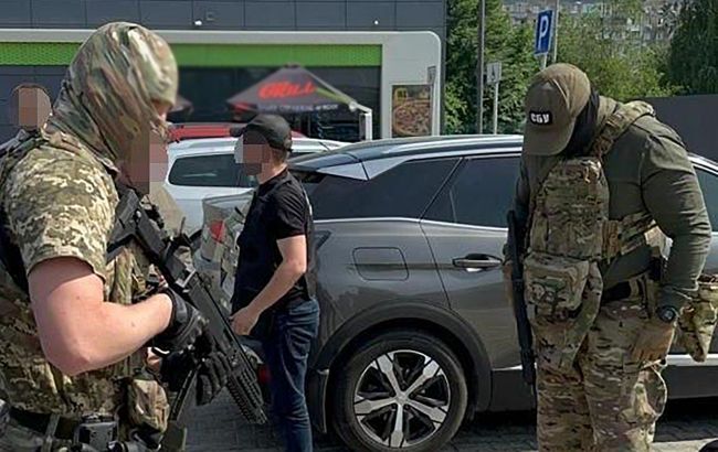 Чоловіків "записували" до благодійних організацій: правоохоронці викрили схему втечі за кордон