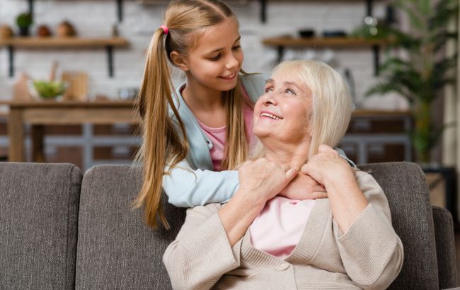 7 фраз, які бабусі та дідусі повинні припинити говорити своїм онукам