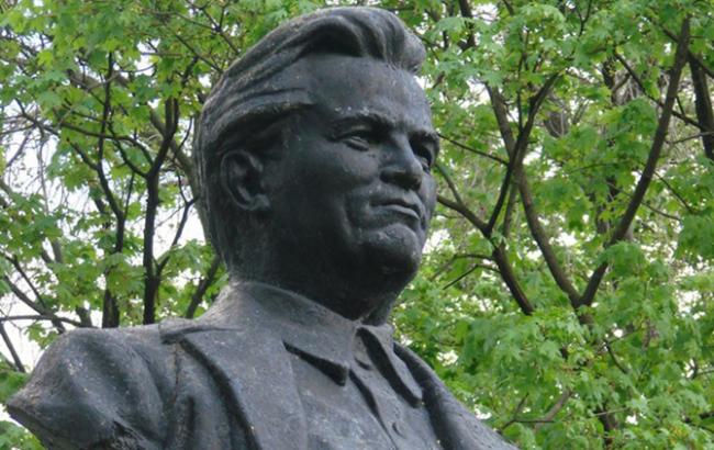 В Харькове сбили с постамента бюст Кирову