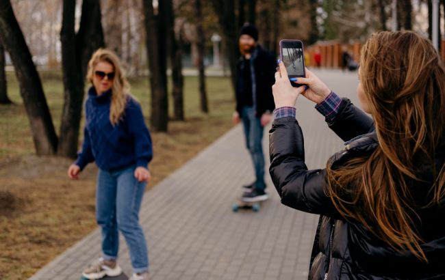 Юрист пояснив, чи мають право знімати людину на фото і відео без її згоди