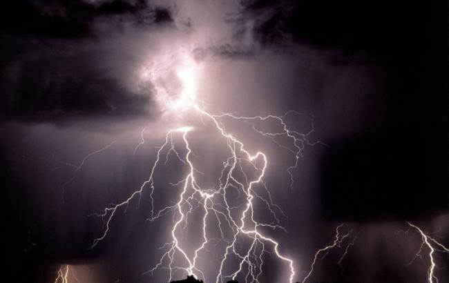 ДСНС попереджає про грозах і поривів вітру в Україні