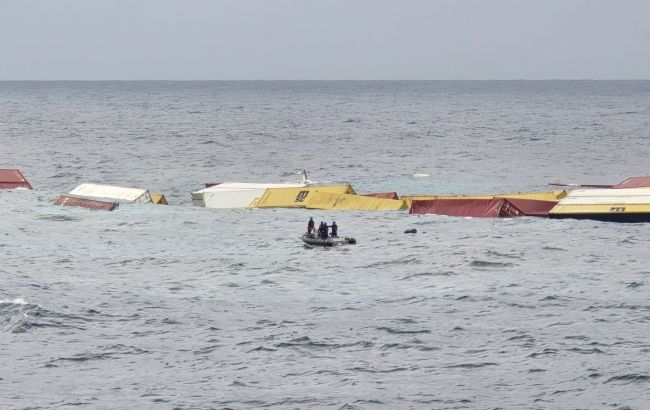 Поблизу Індії затонув контейнеровоз, серед членів екіпажу були українці, - МЗС
