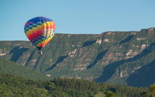 У небі над Бразилією спалахнула повітряна куля з понад 20 людьми (фото, відео)