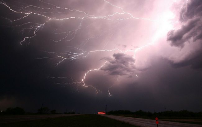 Грозовые ливни и шквалы с градом: в&nbsp;Украину на смену антициклона идет непогода