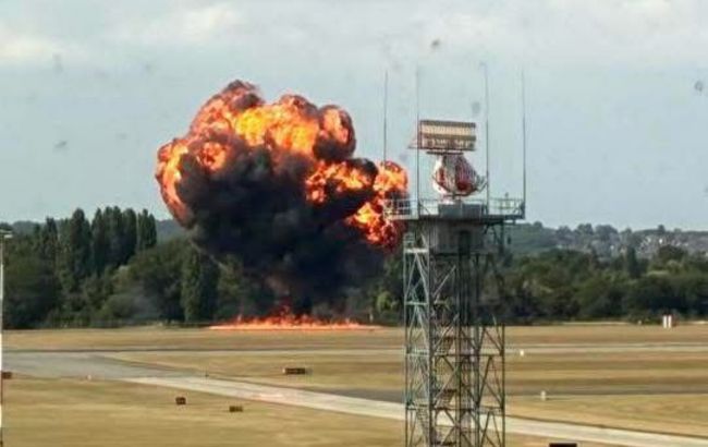 В одному з аеропортів Лондона розбився літак (відео)