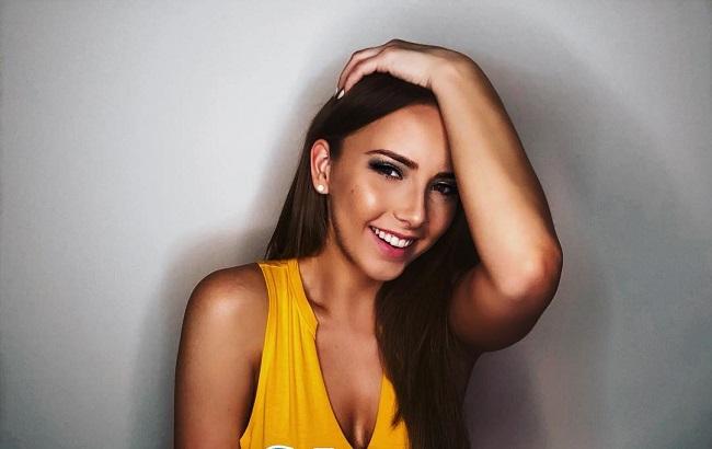 Дочь Эминема "засветила" идеальные формы в бикини