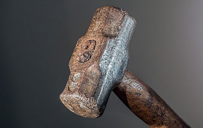 Напугать олигархат: кандидат в нардепы пришла на эфир с кувалдой (видео)