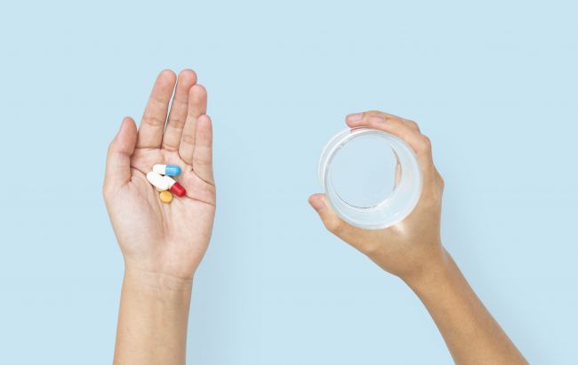 Это может быть очень опасно: какими напитками категорически нельзя запивать таблетки