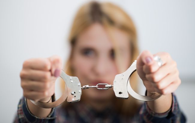 В Кривом Роге дети пристегнули мать наручниками: неудачно поиграли