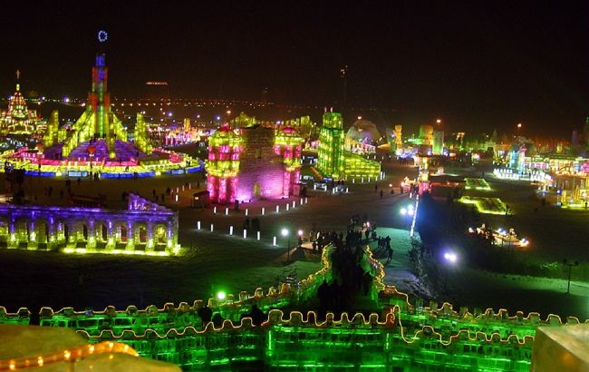 От ледяных фестивалей до снежных боев: самые удивительные зимние традиции