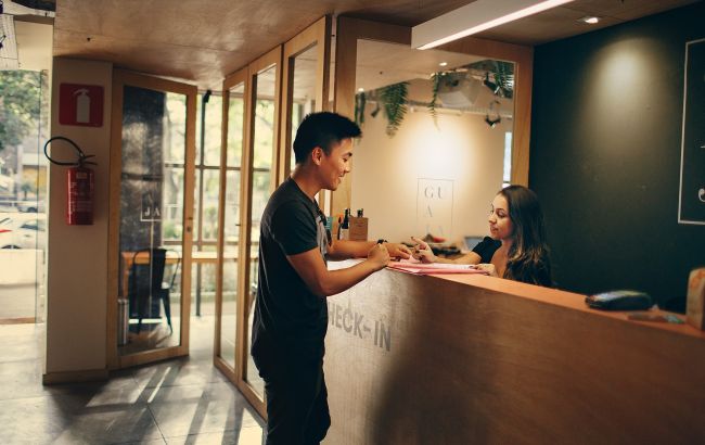 "Очень сложно найти людей". В отелях Европы не хватает сотрудников: в чем причина