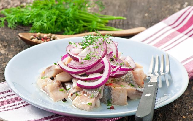 Как очистить сельдь на филе за 2 минуты: простой способ без хлопот