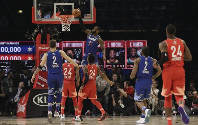 Баскетбольное шоу в США, хоккейная битва за "золото", дуэль футбольных Учителей: анонс выходных в спорте