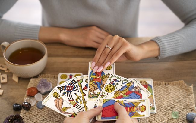 Таро-гороскоп на 2 октября: какие знаки Зодиака пройдут кармические уроки