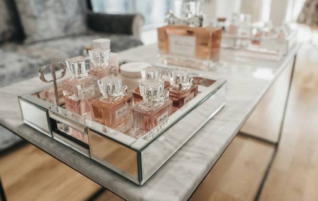 Ніколи не бризкайте парфуми на цю частину тіла: ця звичка все руйнує