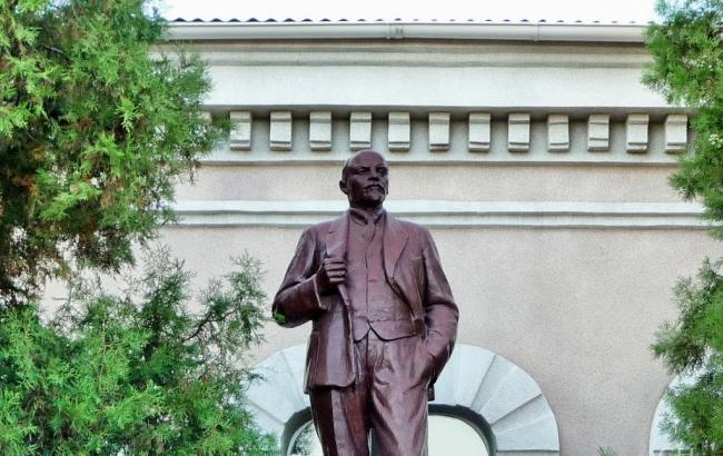 В Запорожской области коммунальщики демонтировали памятник Ленину