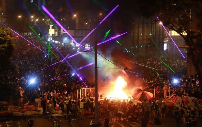 В Гонконге полиция применила слезоточивый газ и водометы