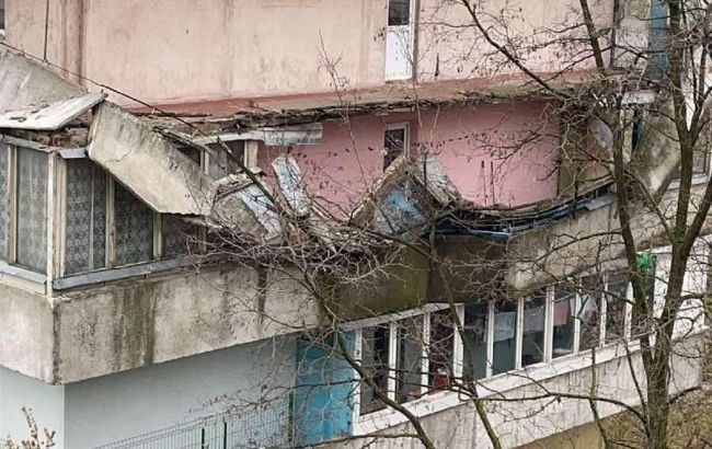 У Києві впало відразу кілька балконів: фото з місця НП