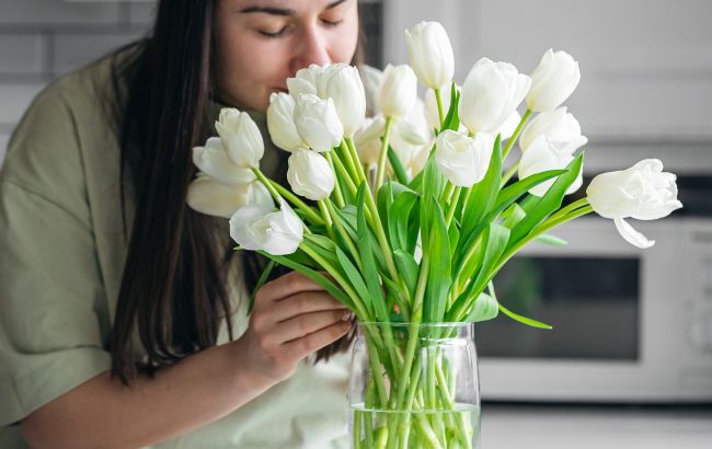 Тюльпаны в вазе перестанут вянуть за секунды: садовница назвала простой трюк