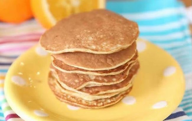 Просто банан і кисломолочний сир: корисні оладки без борошна, які підкорили мережу