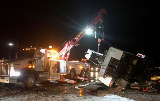 В США в аэропорту столкнулись пассажирский самолет и машина спецтехники