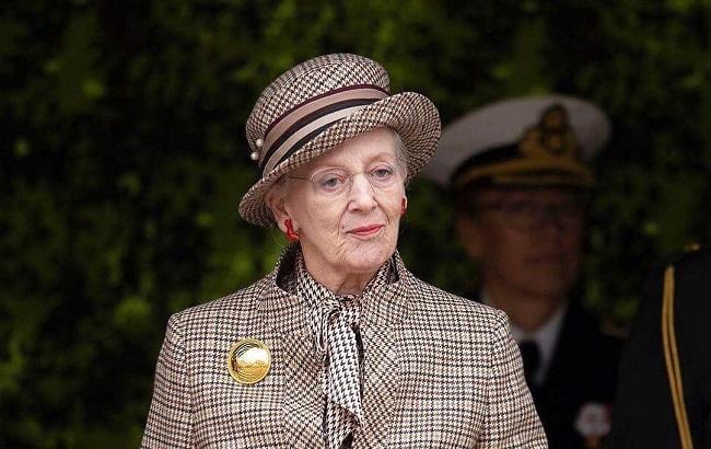 В тренде: королева Дании восхитила роскошным коралловым платьем на новогоднем приеме