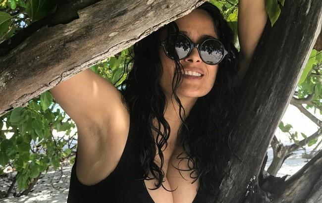 52-летняя Сальма Хайек похвасталась фигурой в купальнике