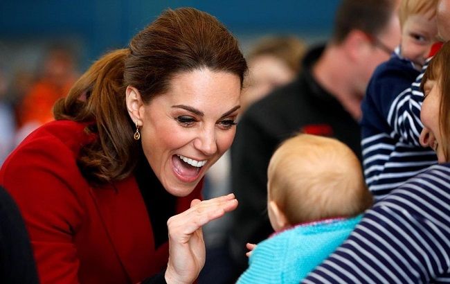 В красном пиджаке и брюках: стильная Кейт Миддлтон восхитила стройной фигурой