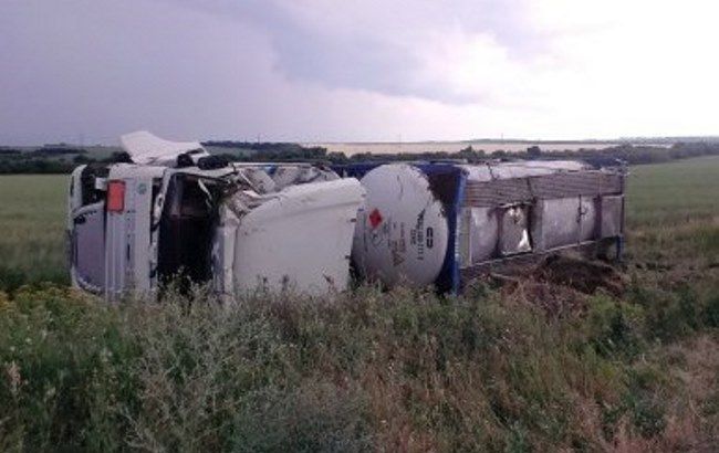 В Днепропетровской области перевернулся грузовик с химическим веществом