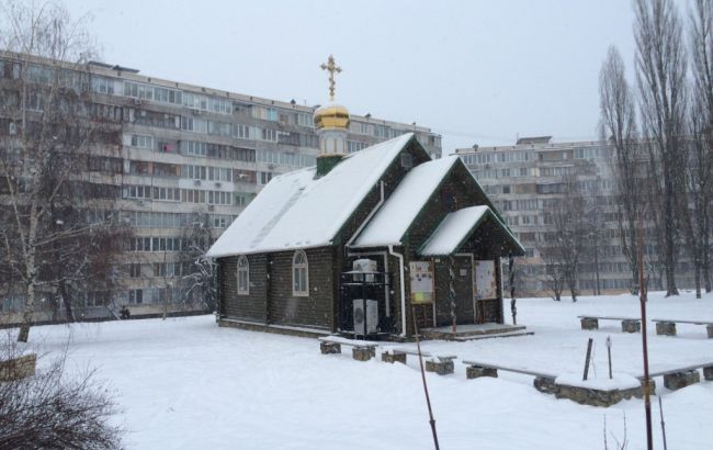 В Киеве неизвестные забросали "коктейлями Молотова" храм УПЦ МП