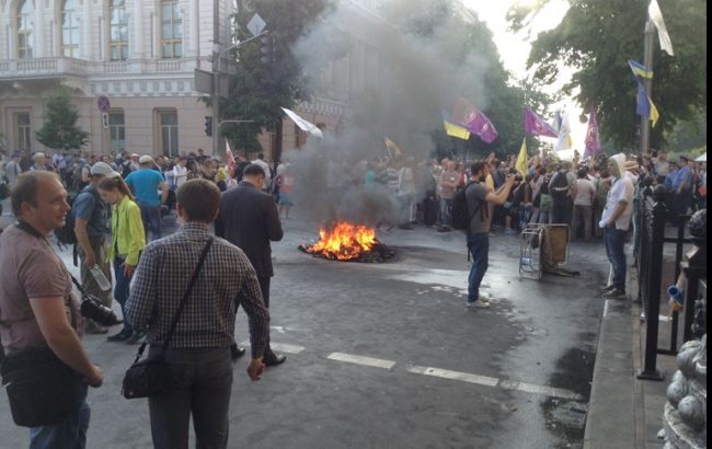 Около 300 протестующих до сих пор остается под зданием Рады