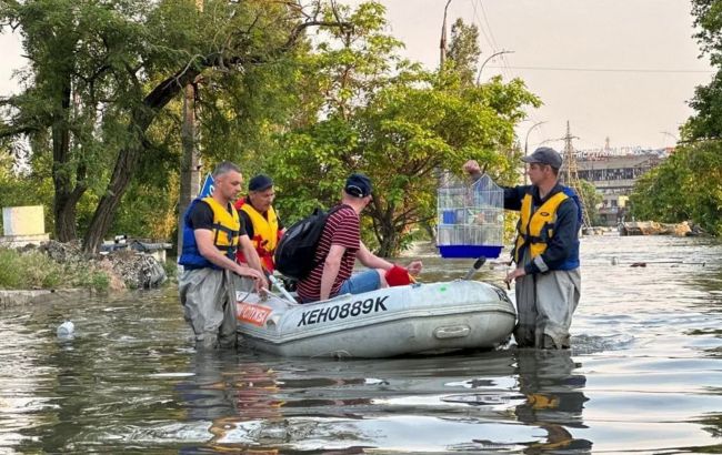 Предприятия "Нефтегаза" передали спецоборудование и воду пострадавшим от подрыва Каховской ГЭС