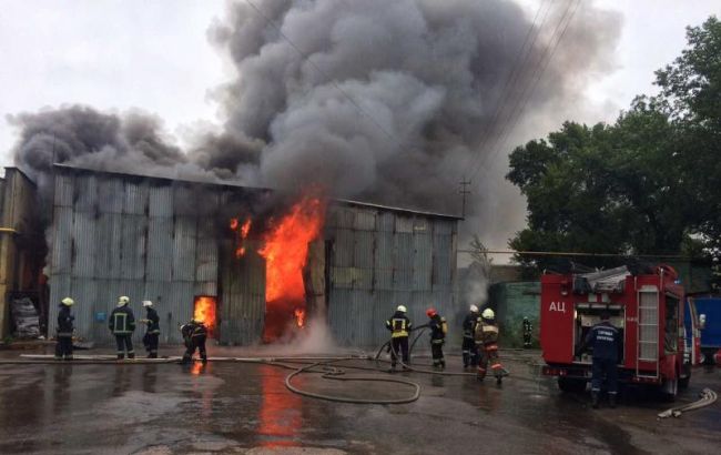 В Киеве произошел пожар на СТО в Печерском районе
