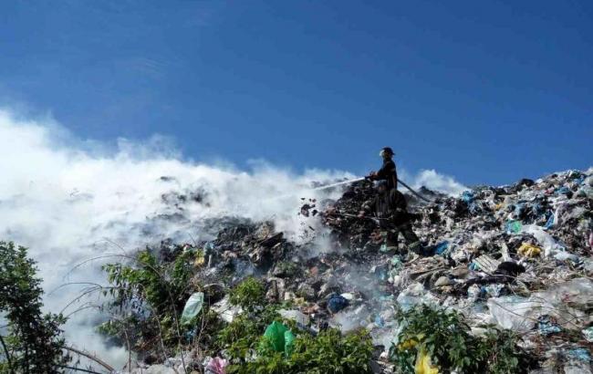 Під Києвом виникла пожежа на сміттєзвалищі