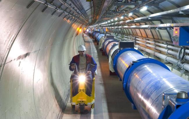 Перезапуск Большого адронного коллайдера отложили из-за неполадок