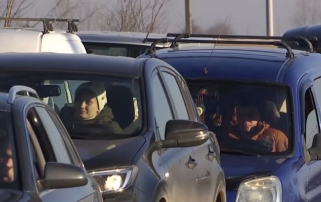 Кордони України з Польщею завмерли в пробках: доводиться годинами чекати