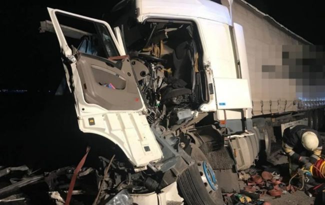 В Киевской области столкнулись три грузовика: одного водителя забрала "скорая"