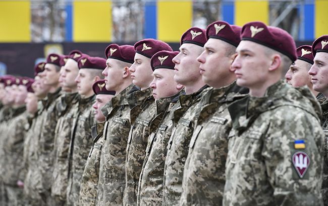 Любовь и присяга: пять десантников позвали замуж своих девушек (яркое видео)