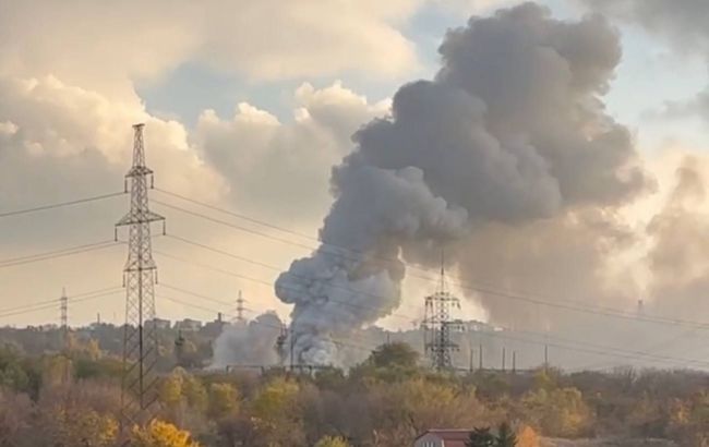 У Дніпрі сильна пожежа на електропідстанції: частина людей без світла (фото, відео)