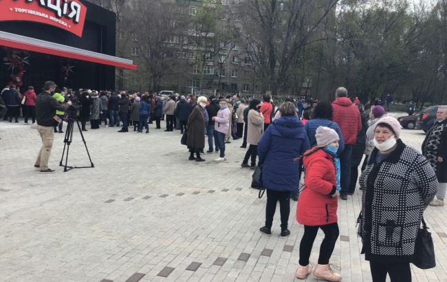 Жителі Маріуполя масово порушили карантин і штурмували супермаркет