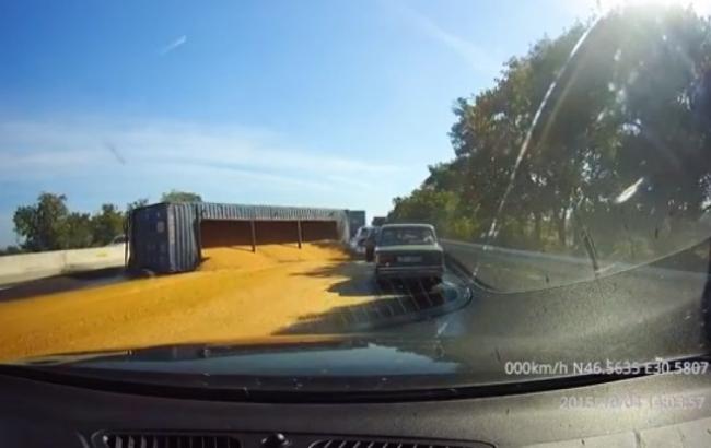 На трассе Киев - Одесса перевернулась и загорелась фура с кукурузой