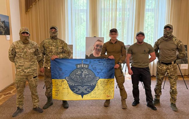 "Мамо, я живий!" У Києві відкрили потужну фотовиставку до Дня Героїв